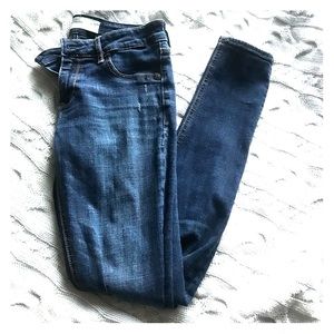 Abercrombie & Fitch Medium Wash Skinny Jeans (2R)